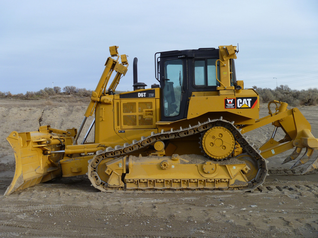 2.5 d 11. Бульдозер Cat d6. Бульдозер сат d6r. Гусеничный бульдозер Caterpillar d6r. Катерпиллер 6 бульдозер.